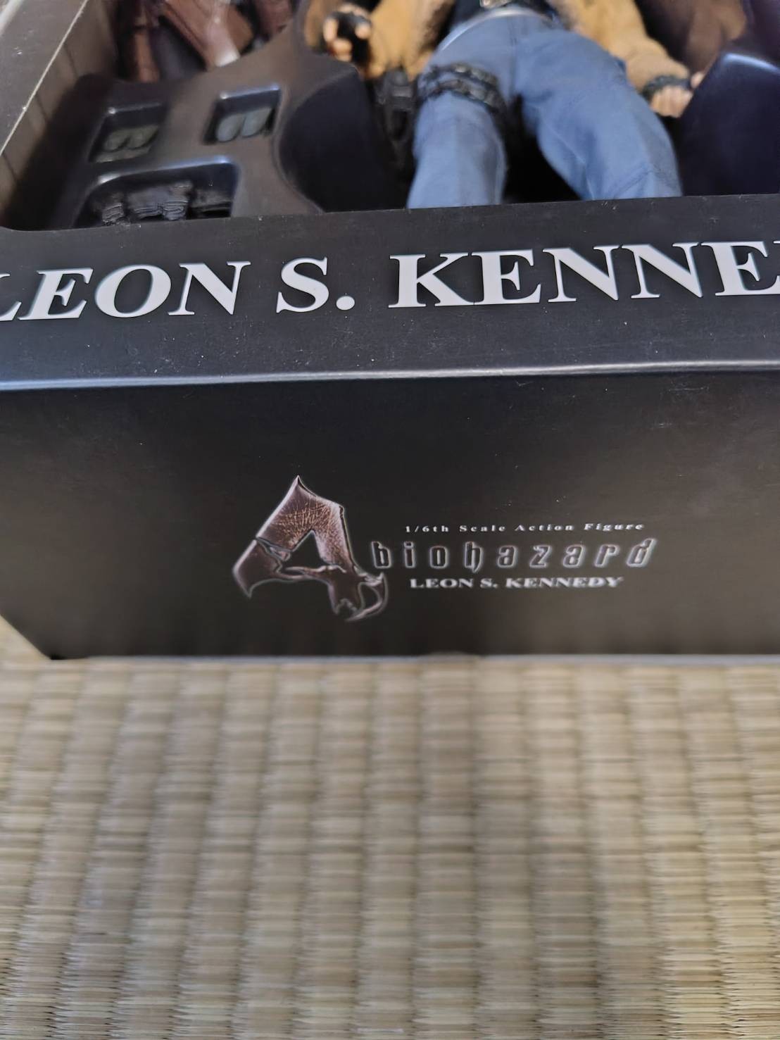 HOTTOYS MASTERPIECE Resident Evil 4 Leon S. Kennedy Hot Toys Figure