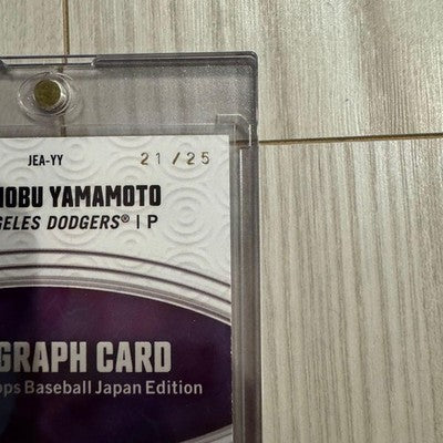 Yoshinobu Yamamoto 2024 TOPPS Autographed Card 25 Serial # *Rookie Card*