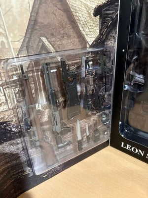 Hot Toys VGM01 Resident Evil 4 1/6 Scale Figure Leon special gift acs