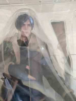 CAPCOM Resident Evil RE:4 Collector’s Edition  Leon Figure Limited BOX_2