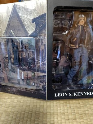 Hot Toys VGM01 Resident Evil 4 1/6 Scale Figure Leon special gift acs