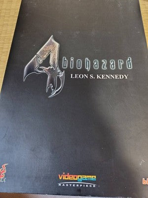 Hot Toys VGM01 Resident Evil 4 1/6 Scale Figure Leon special gift