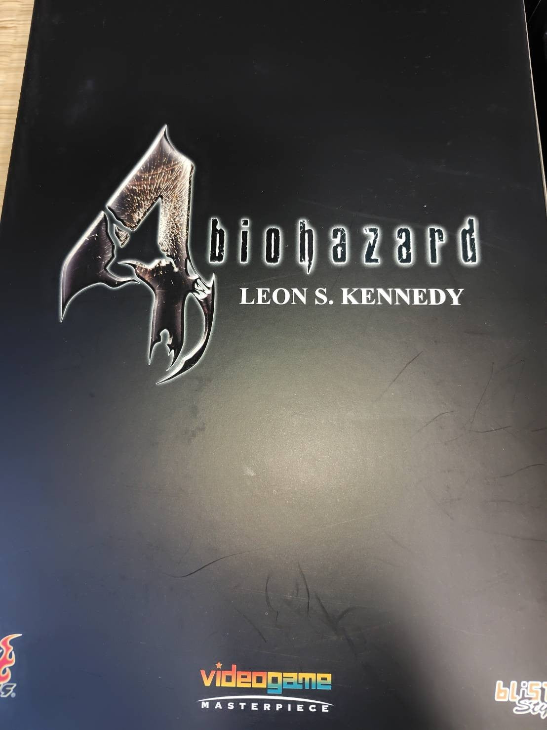 HOTTOYS MASTERPIECE Resident Evil 4 Leon S. Kennedy Hot Toys Figure