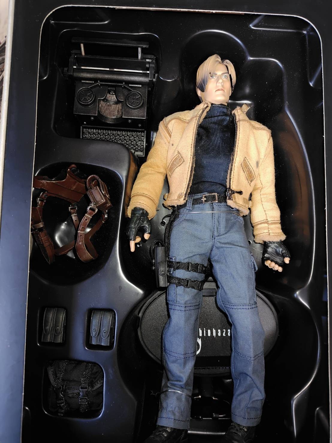 HOTTOYS MASTERPIECE Resident Evil 4 Leon S. Kennedy Hot Toys Figure