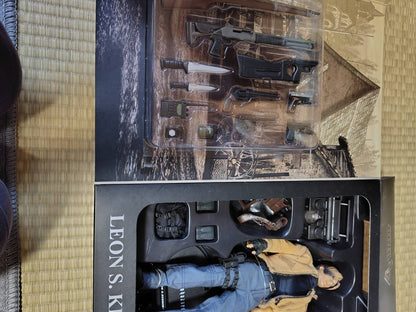 HOTTOYS MASTERPIECE Resident Evil 4 Leon S. Kennedy Hot Toys Figure